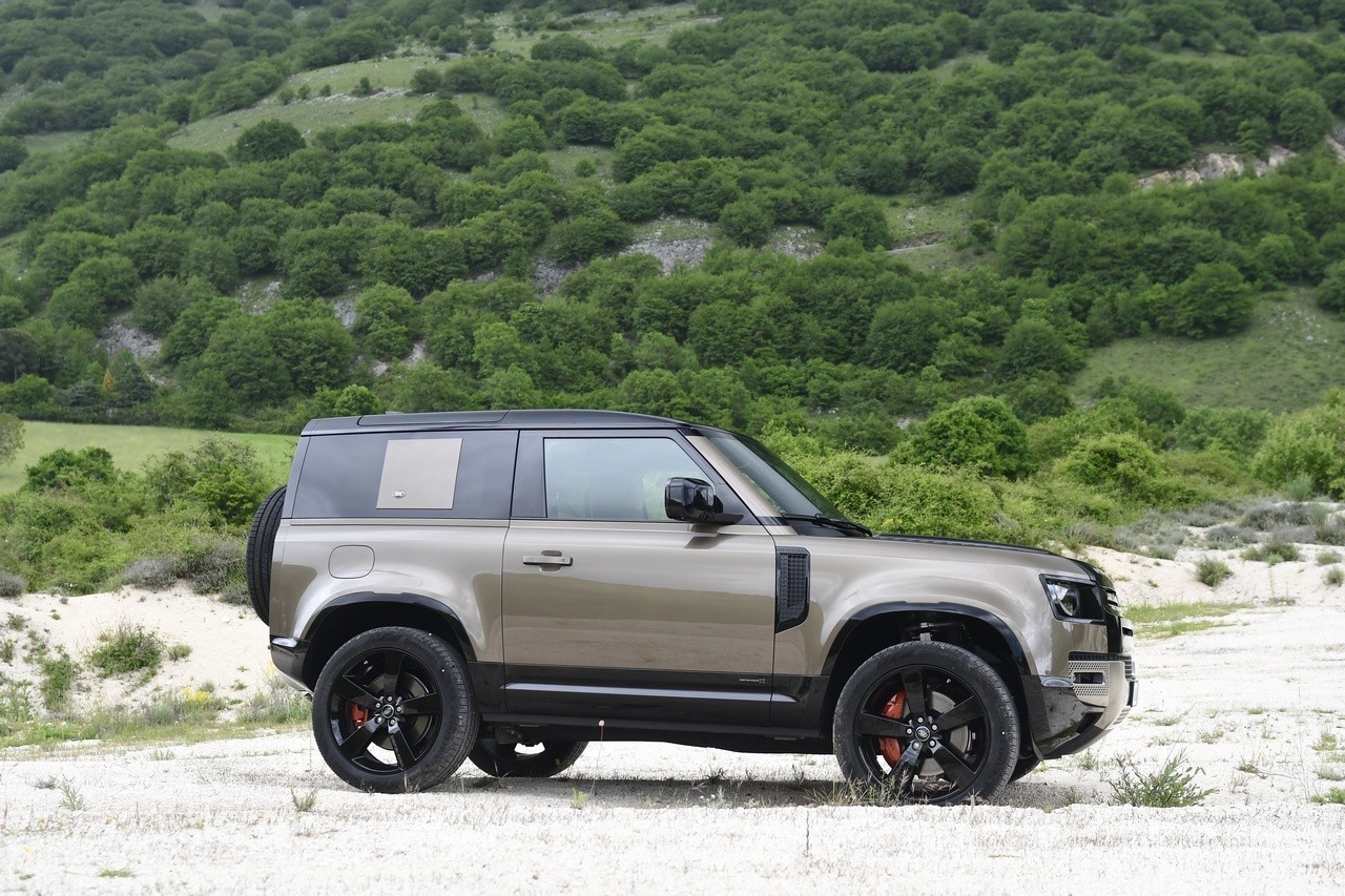 Land Rover Defender 90 P400 MHEV: la prova su strada e in off-road