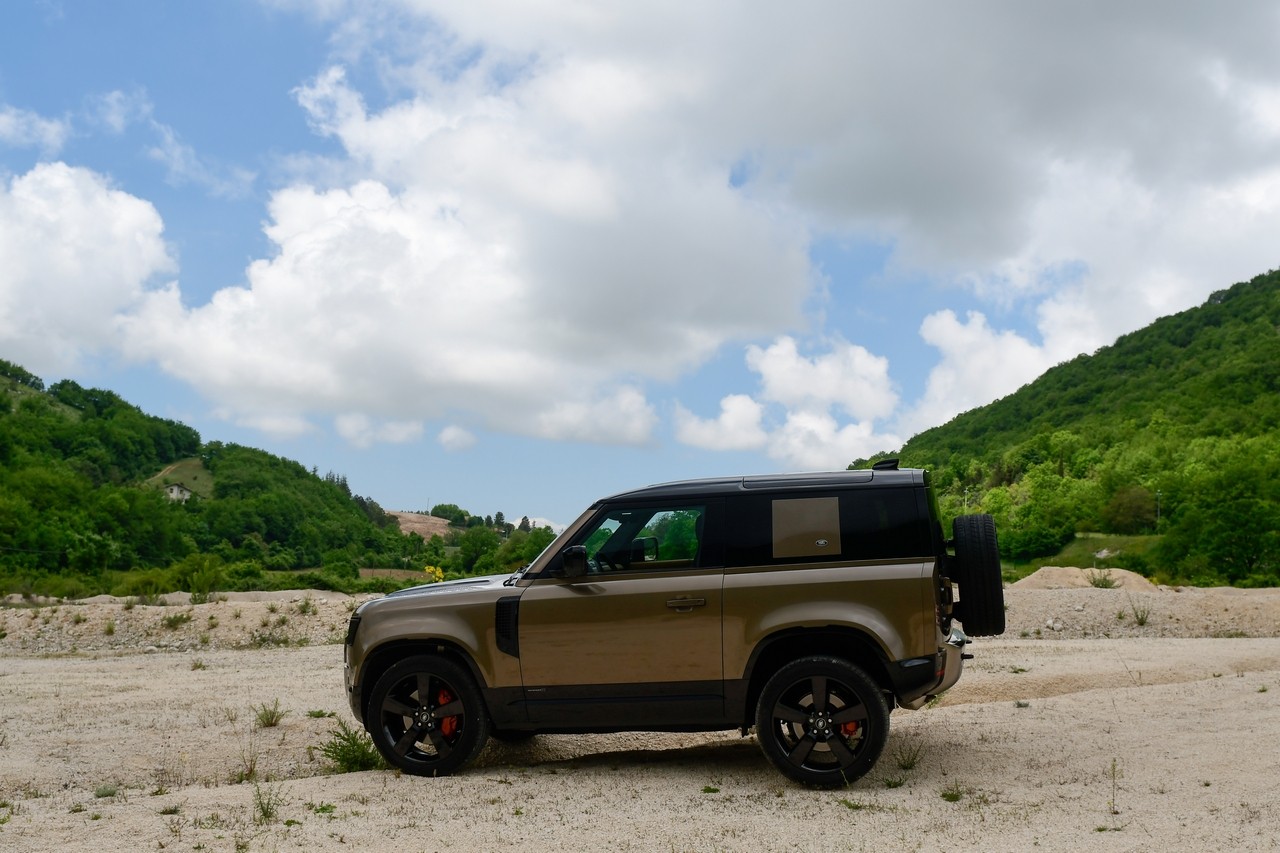 Land Rover Defender 90 P400 MHEV: la prova su strada e in off-road