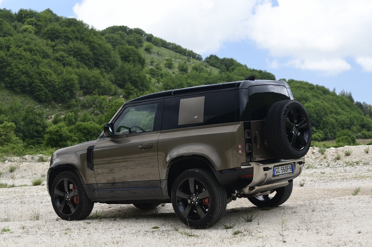 Land Rover Defender 90 P400 MHEV: la prova su strada e in off-road