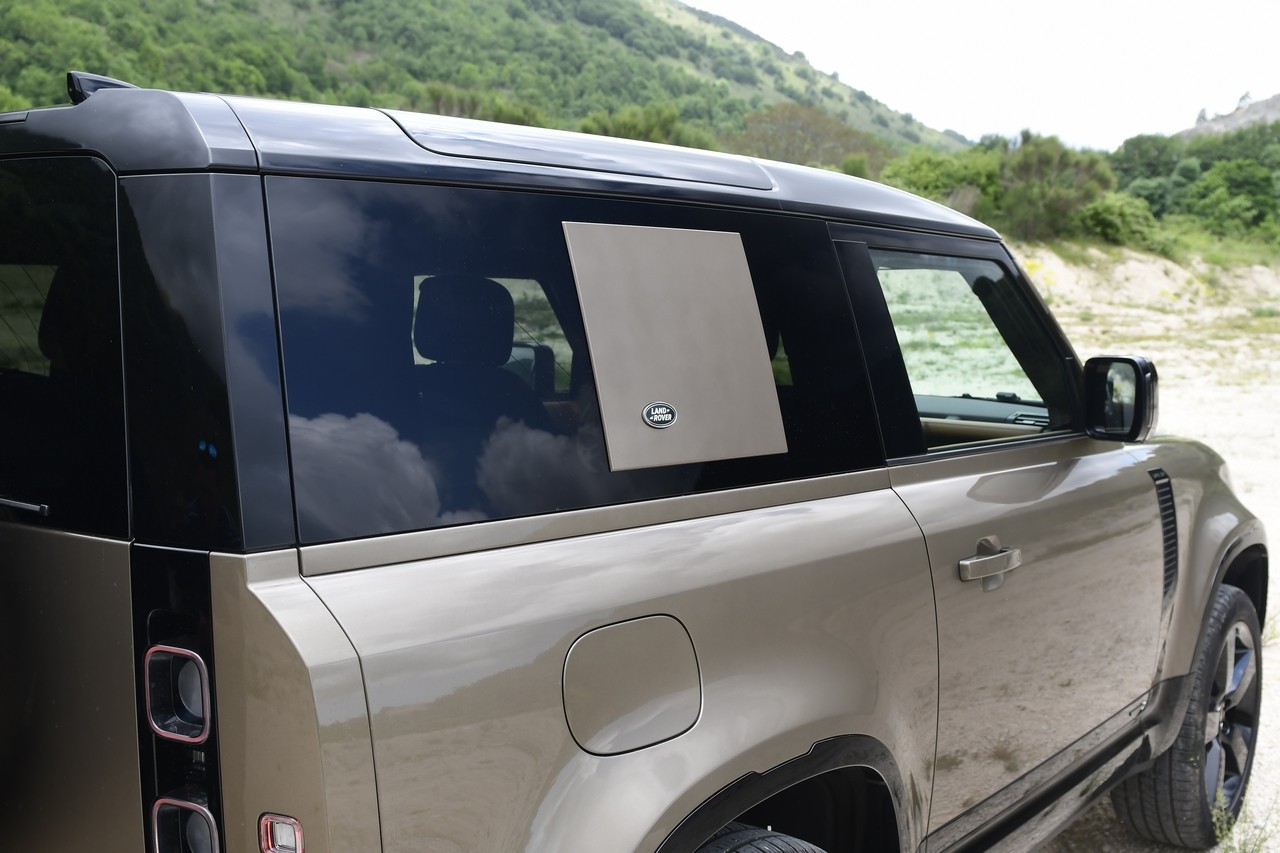 Land Rover Defender 90 P400 MHEV: la prova su strada e in off-road