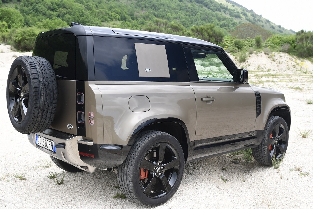 Land Rover Defender 90 P400 MHEV: la prova su strada e in off-road