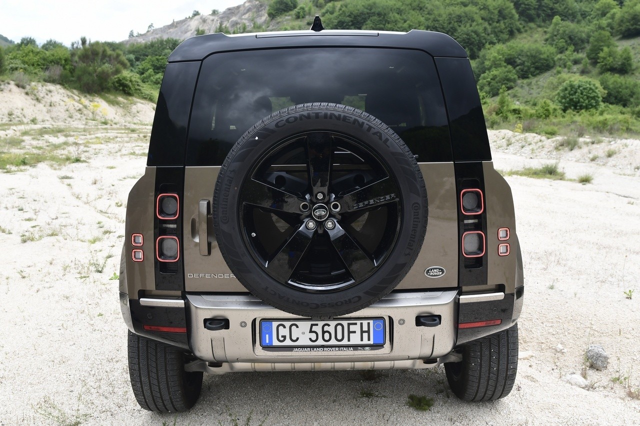 Land Rover Defender 90 P400 MHEV: la prova su strada e in off-road