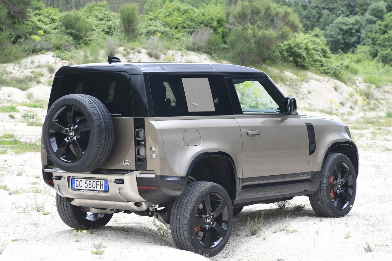 Land Rover Defender 90 P400 MHEV: la prova su strada e in off-road