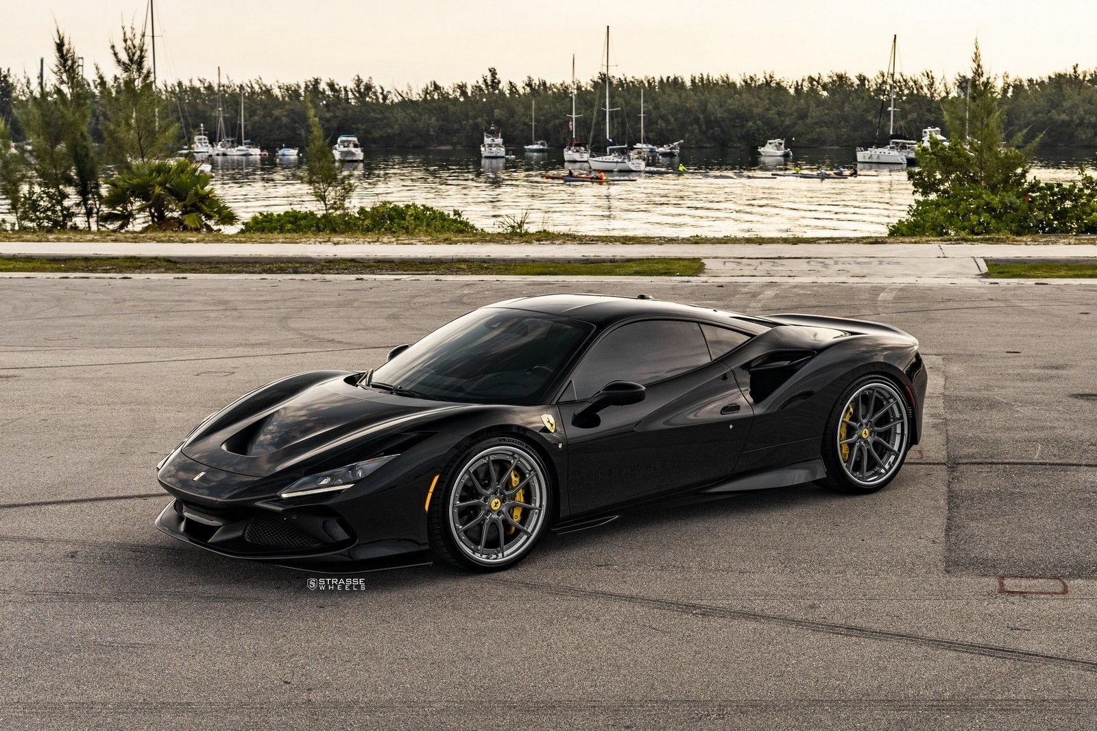 Ferrari F8 Tributo con cerchi Strasse