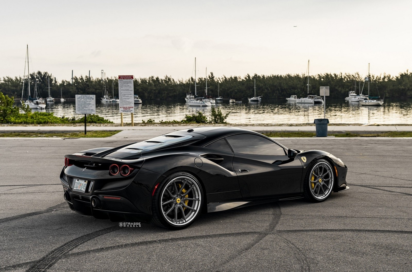 Ferrari F8 Tributo con cerchi Strasse