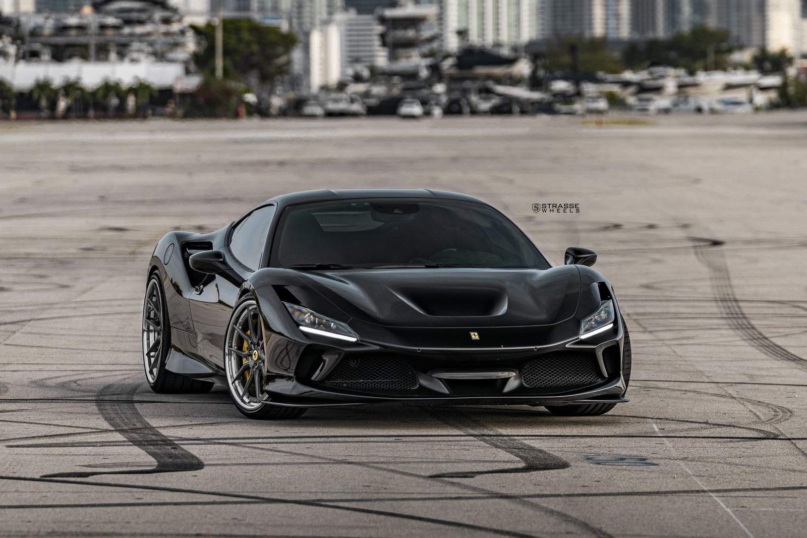 Ferrari F8 Tributo con cerchi Strasse