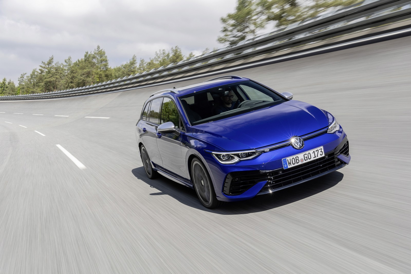 Nuova Volkswagen Golf R Variant 2021: immagini ufficiali