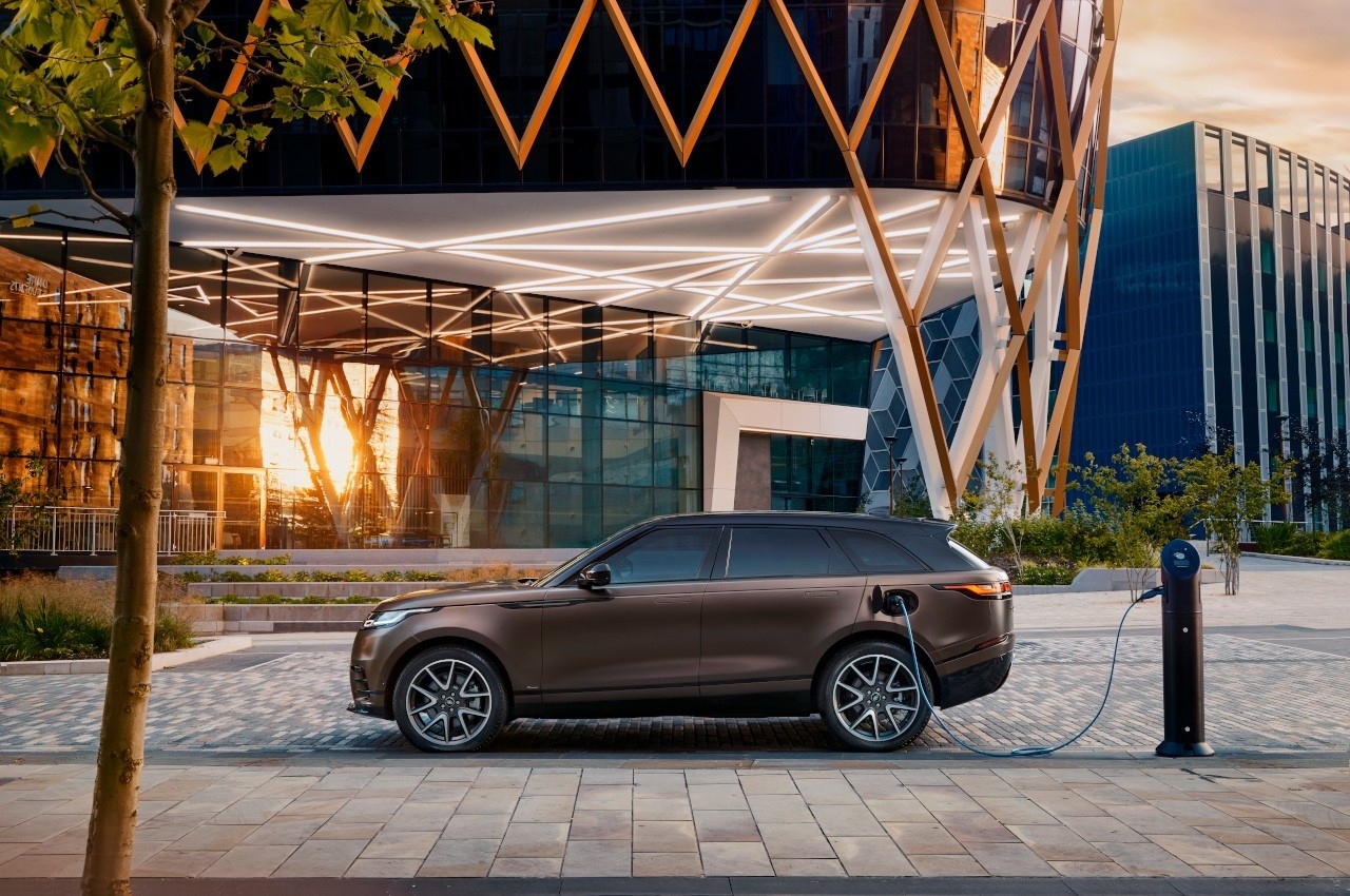 Range Rover Velar, nuove finizioni SV Bespoke Premium e Tinta su Campione: immagini ufficiali