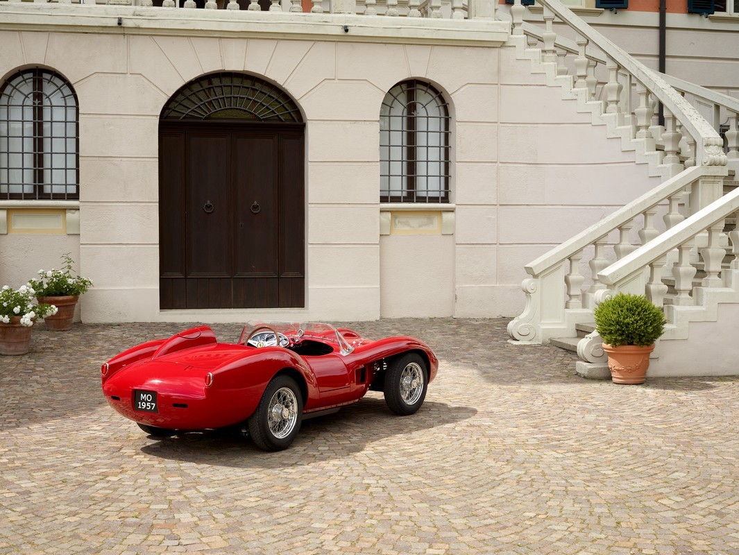 Ferrari Testa Rossa J: 299 unità per la replica in scala da 93.000 euro