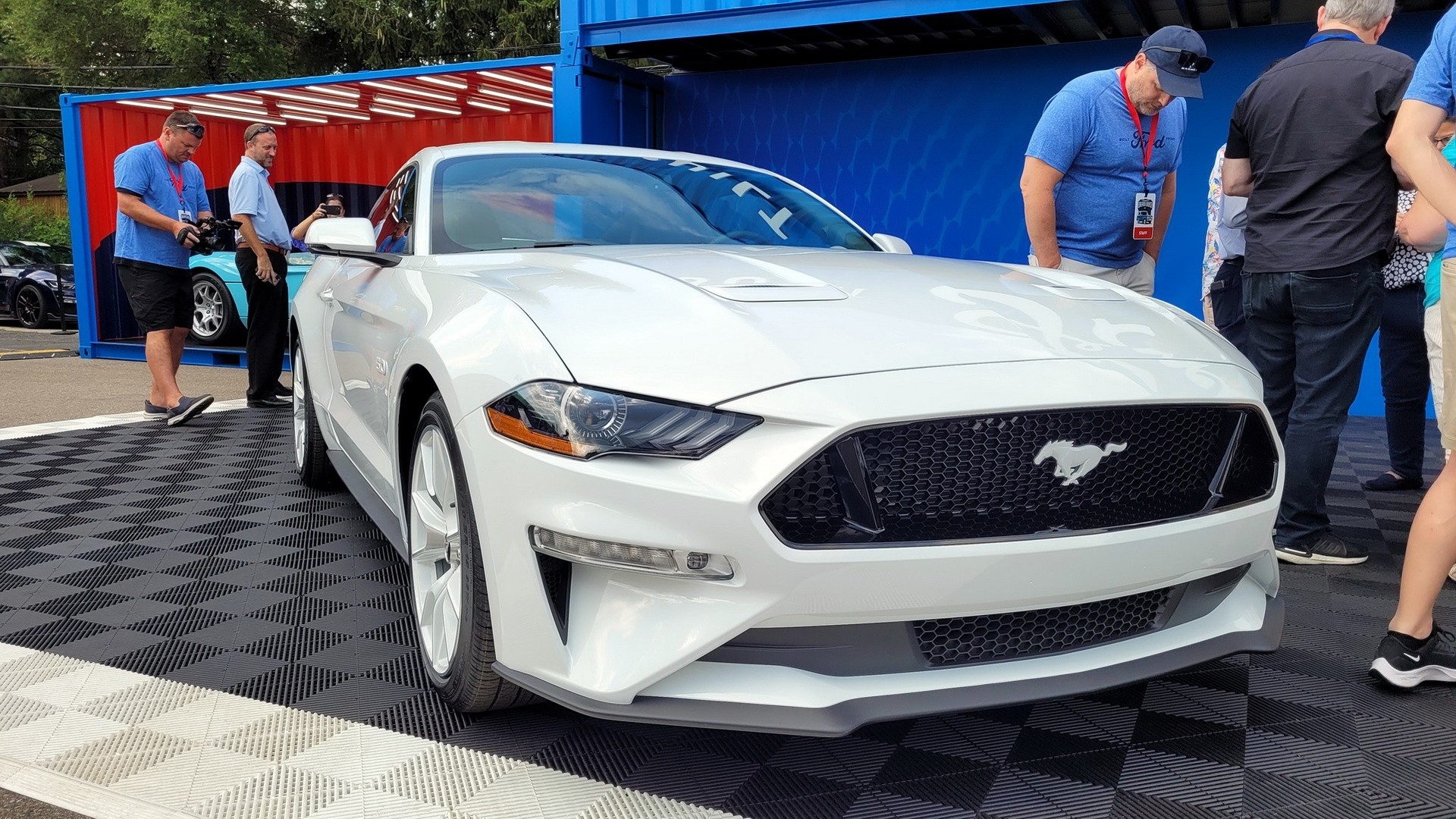 Ford Mustang Coupe e Mach-E Ice White Edition