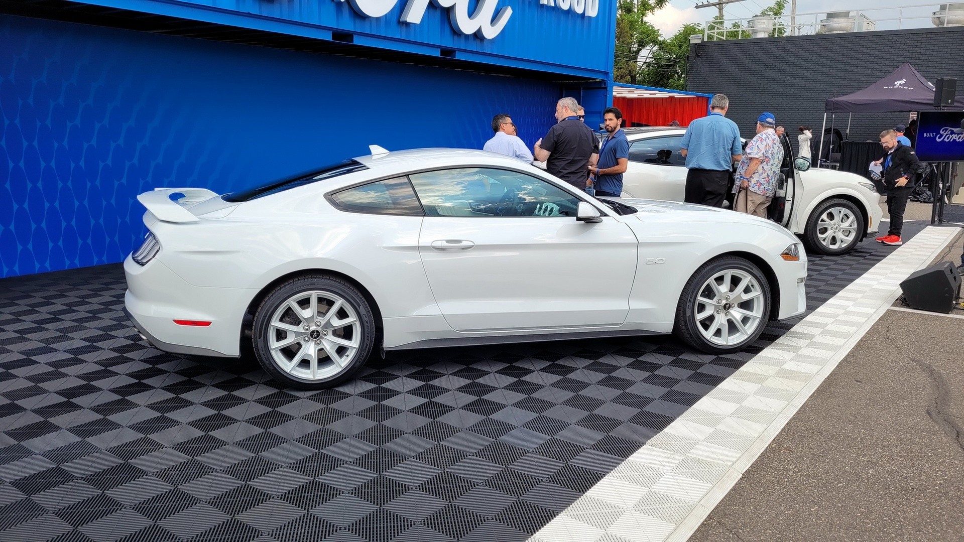 Ford Mustang Coupe e Mach-E Ice White Edition