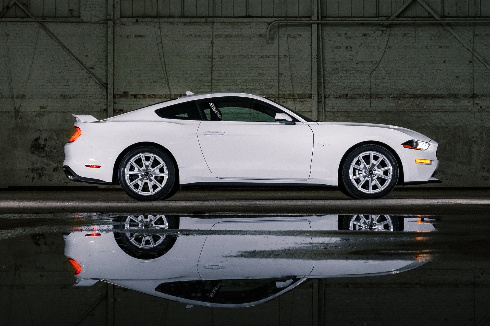 Ford Mustang Coupe e Mach-E Ice White Edition