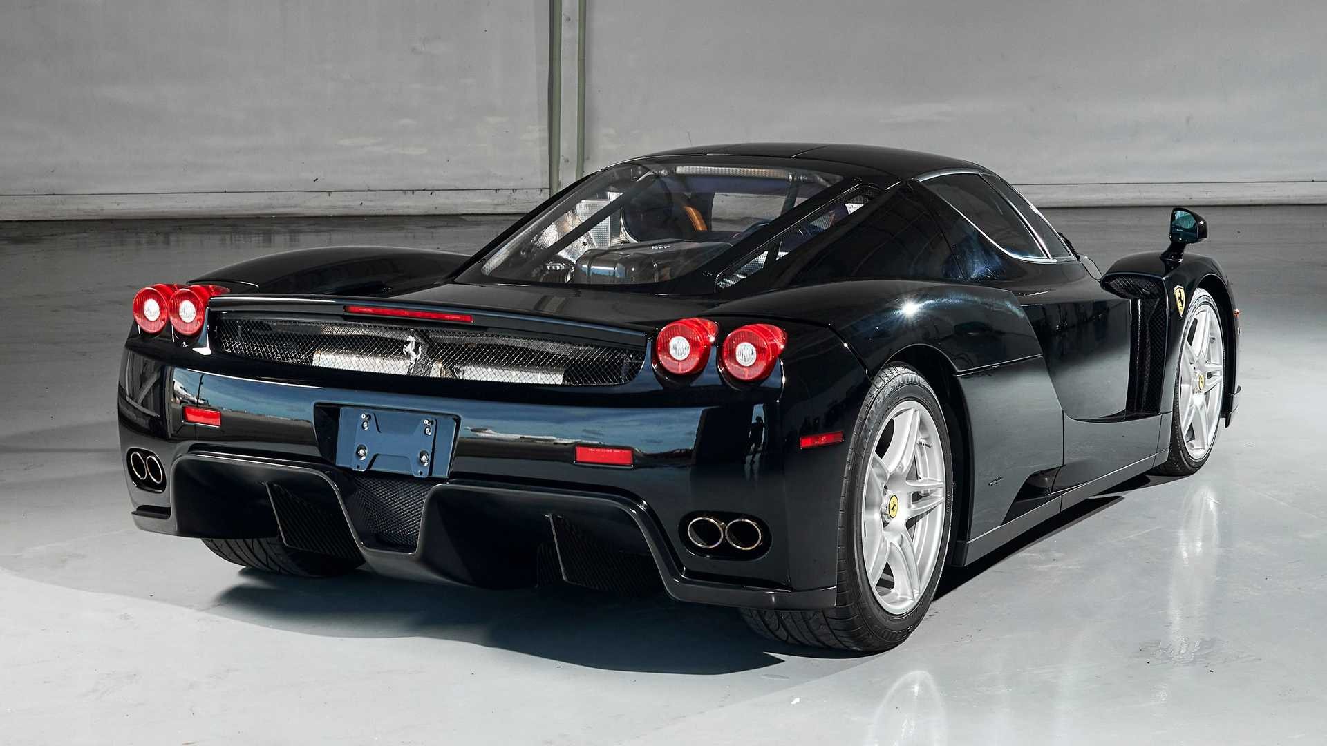 Una Ferrari Enzo nera all'asta: le immagini