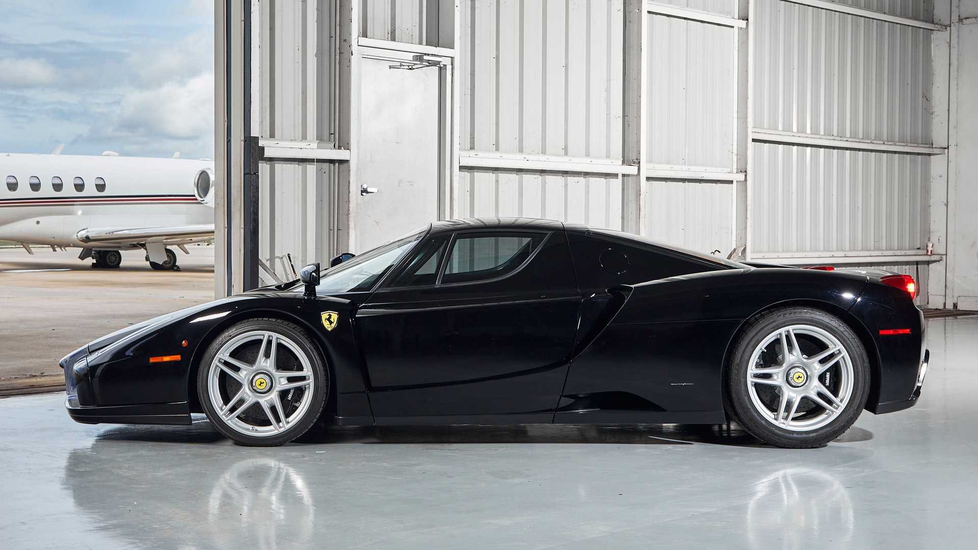 Una Ferrari Enzo nera all'asta: le immagini