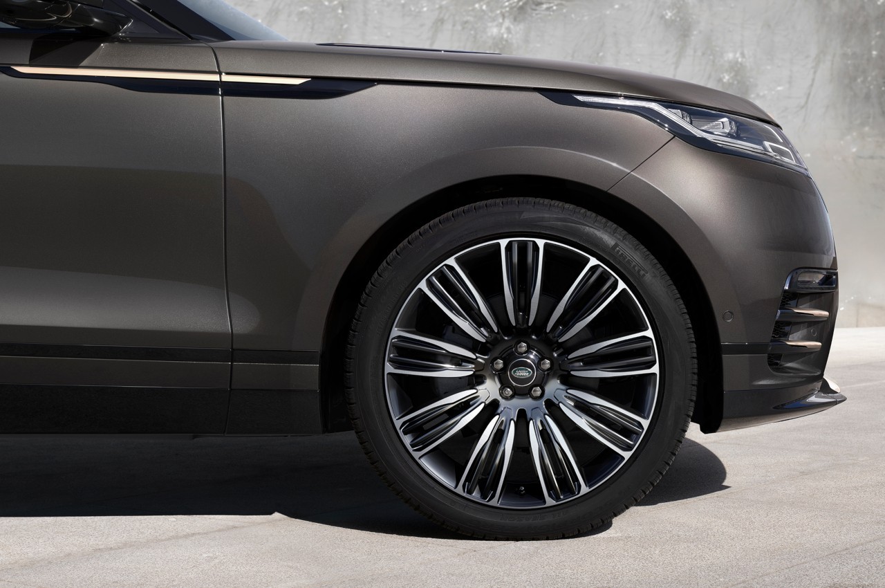 Range Rover Velar Auric Edition 2022: immagini ufficiali