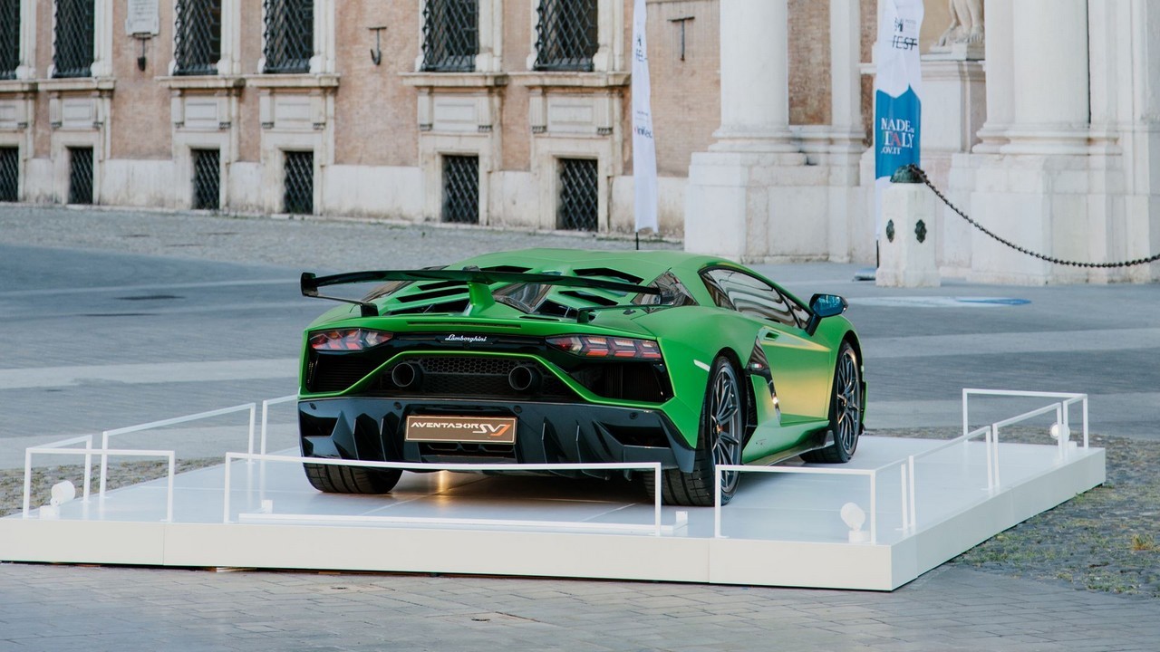 Lamborghini Aventador: immagini ufficiali