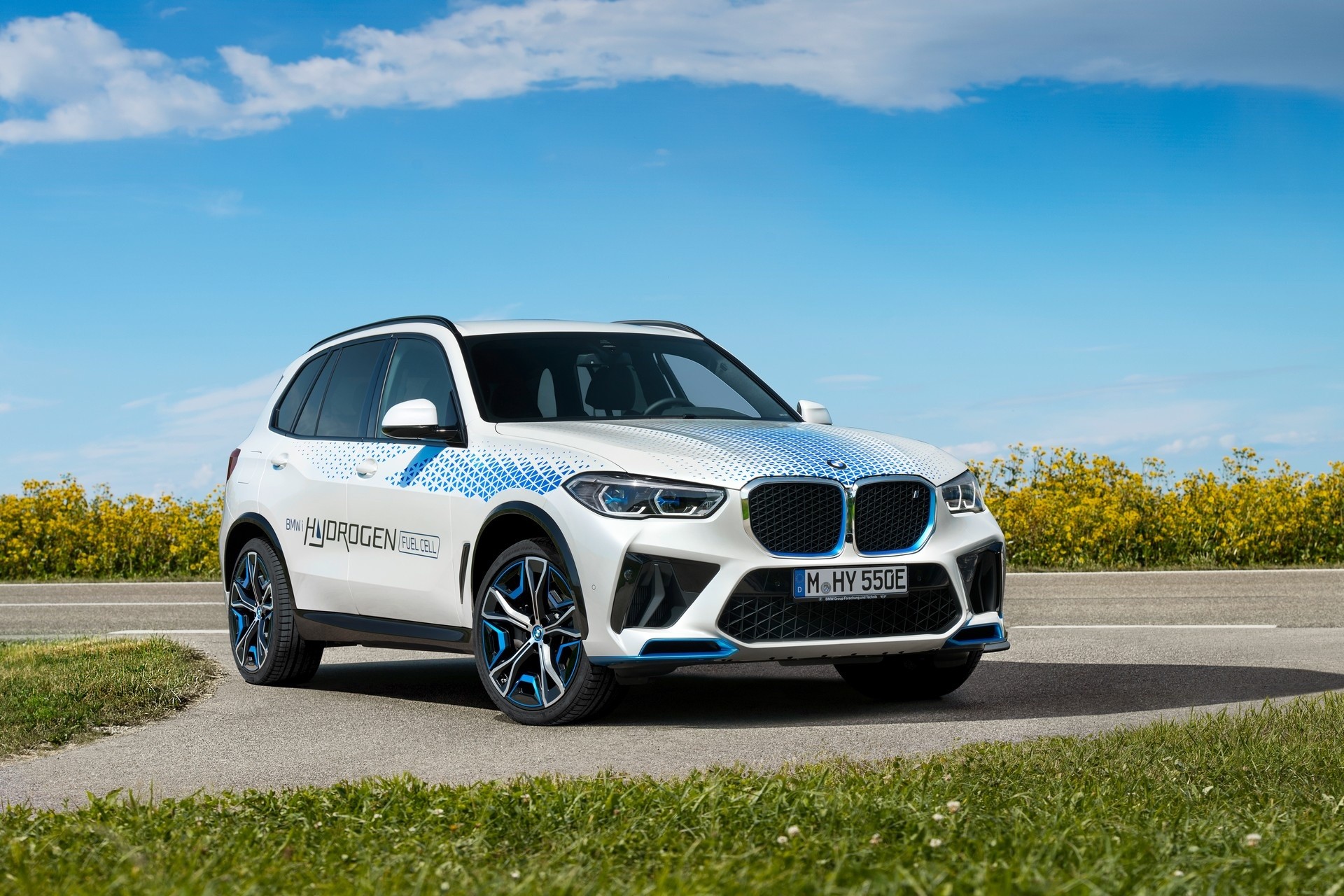 BMW iX5 Hydrogen: le immagini