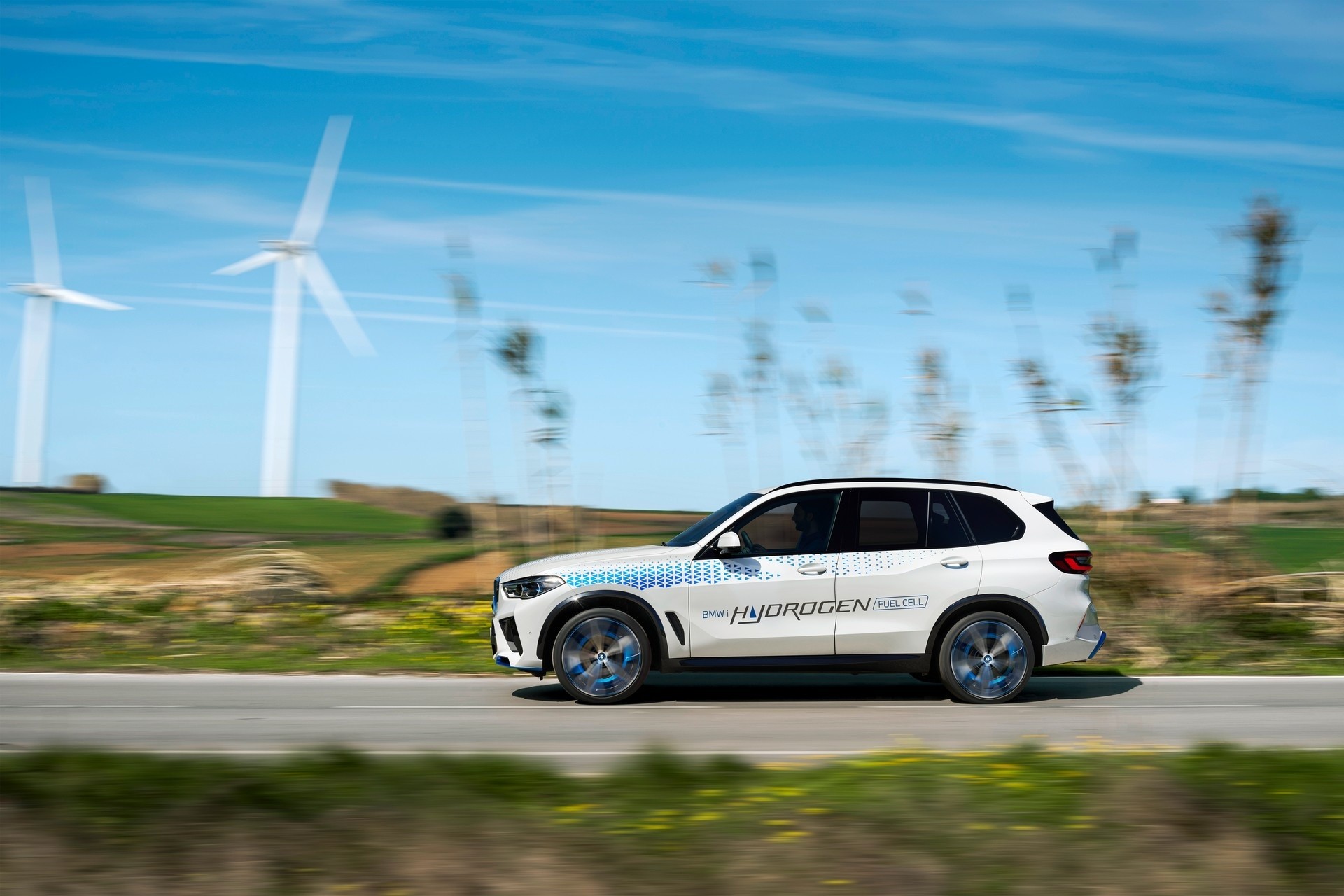 BMW iX5 Hydrogen: le immagini