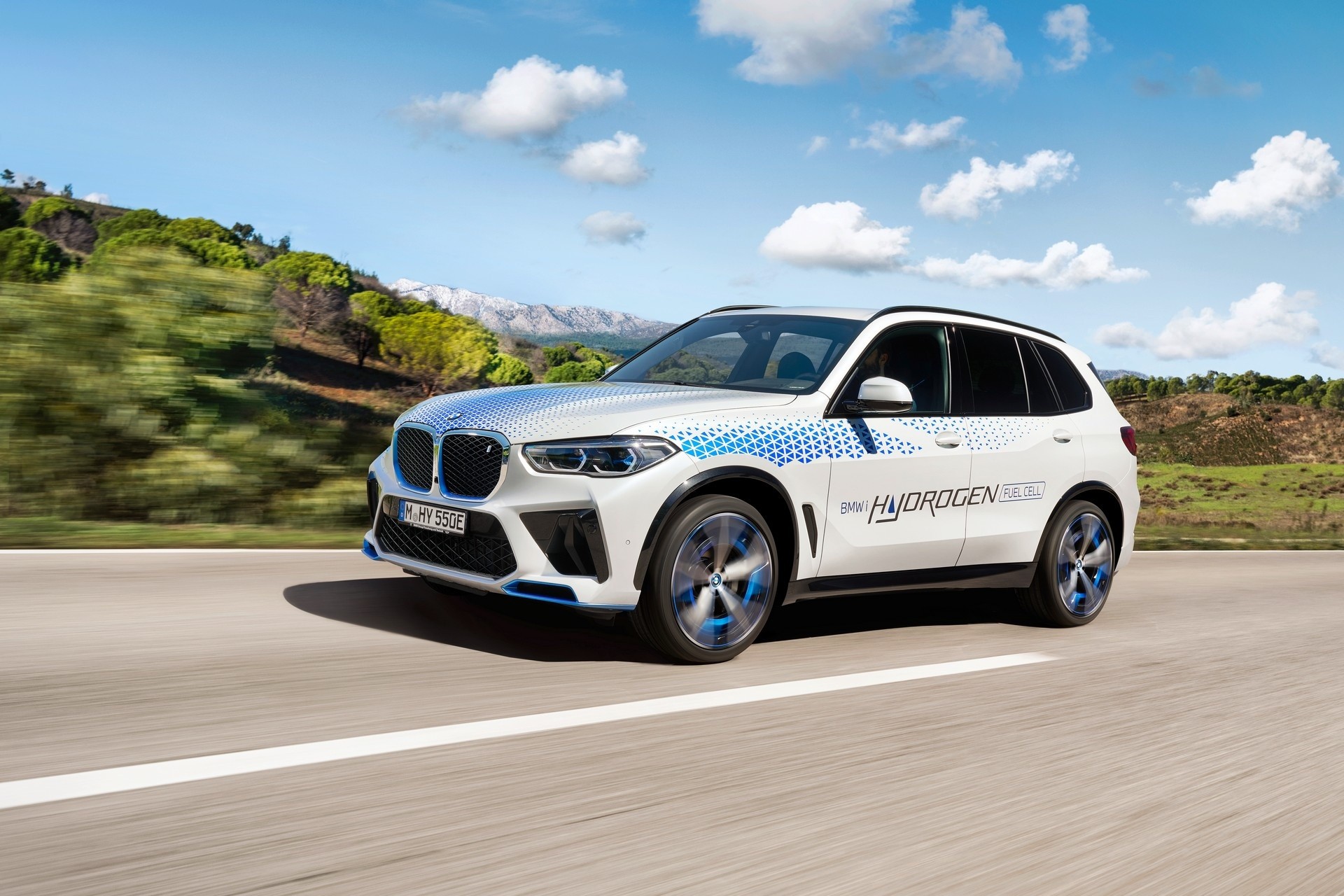 BMW iX5 Hydrogen: le immagini