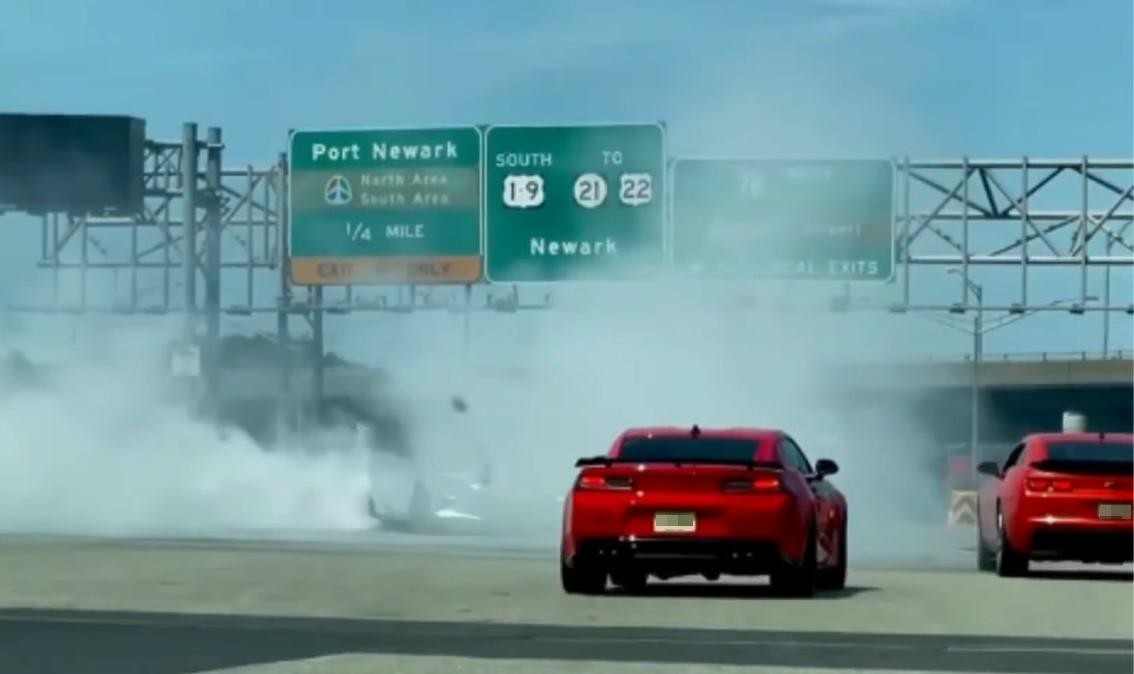 Chevrolet Camaro Autostrada Usa Bloccata Per I Donuts Video Autoblog