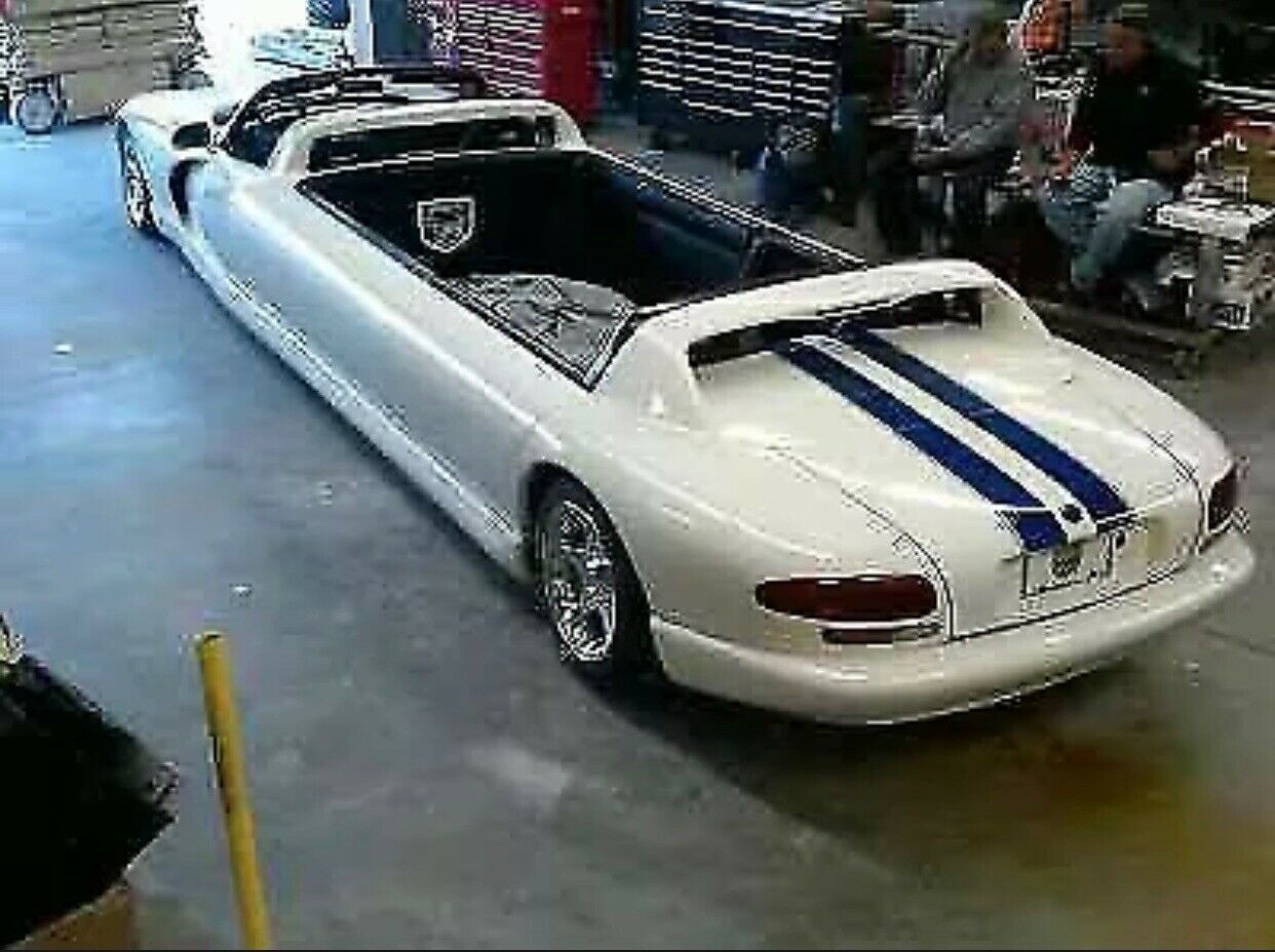 Dodge Viper Limousine: le immagini