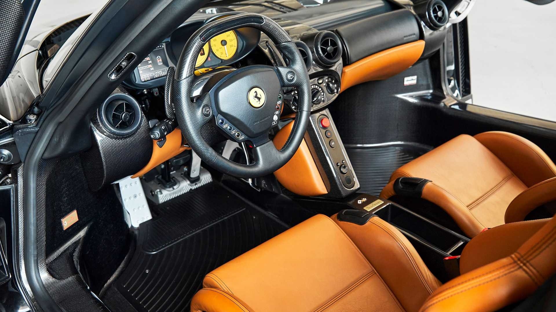 Una Ferrari Enzo nera all'asta: le immagini