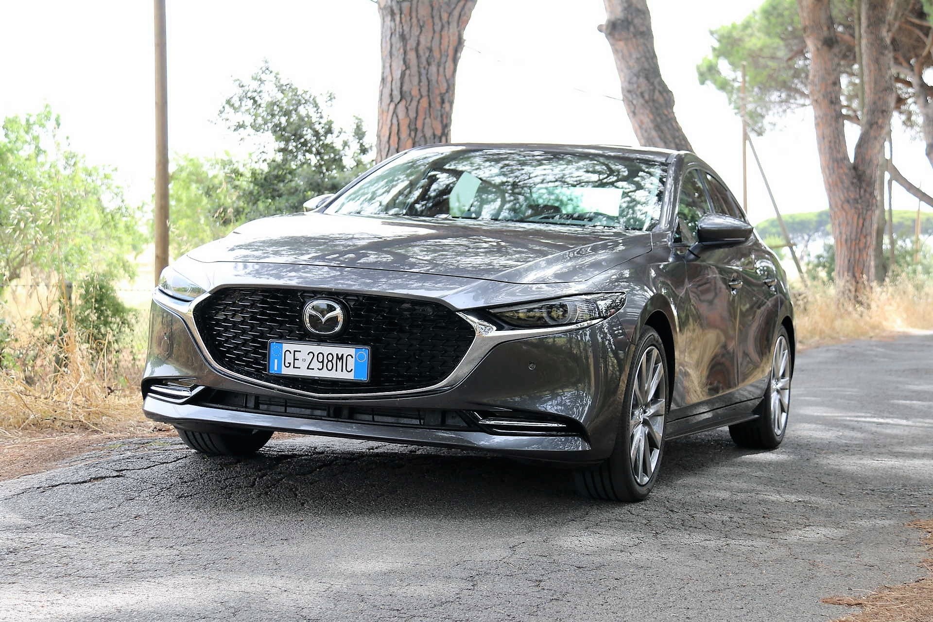 Mazda 3 Sedan Skyactiv-X prova su strada