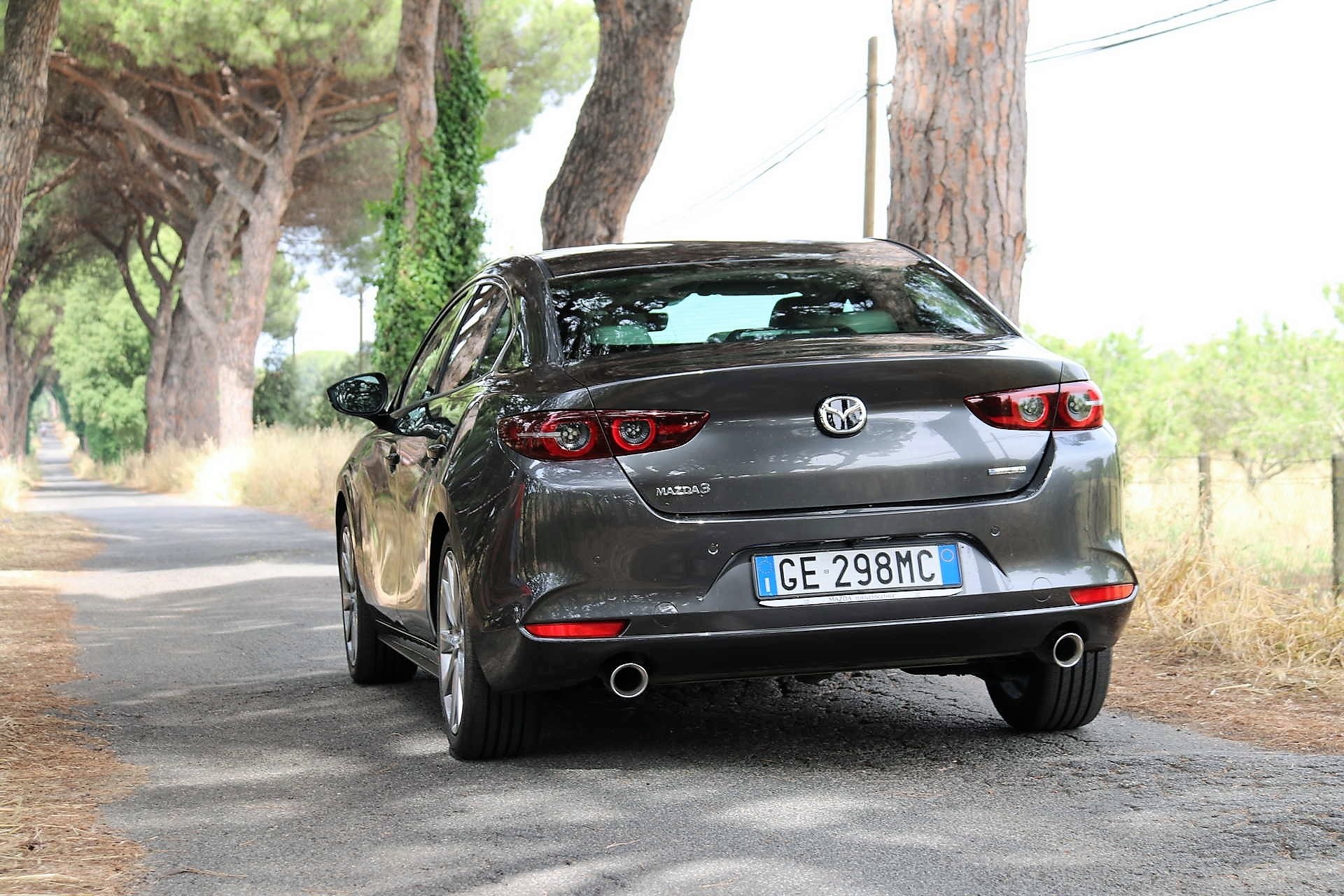 Mazda 3 Sedan Skyactiv-X prova su strada