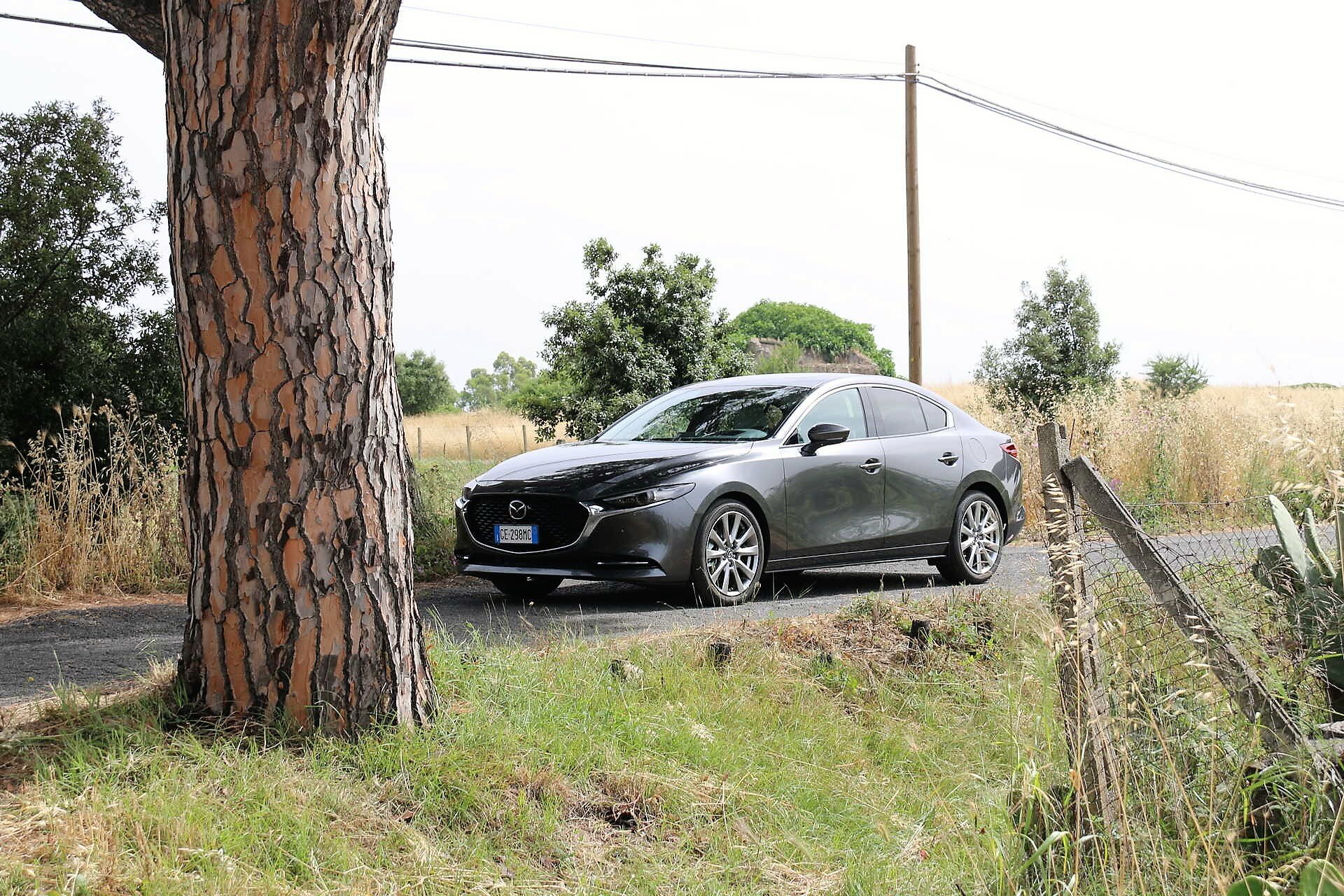 Mazda 3 Sedan Skyactiv-X prova su strada