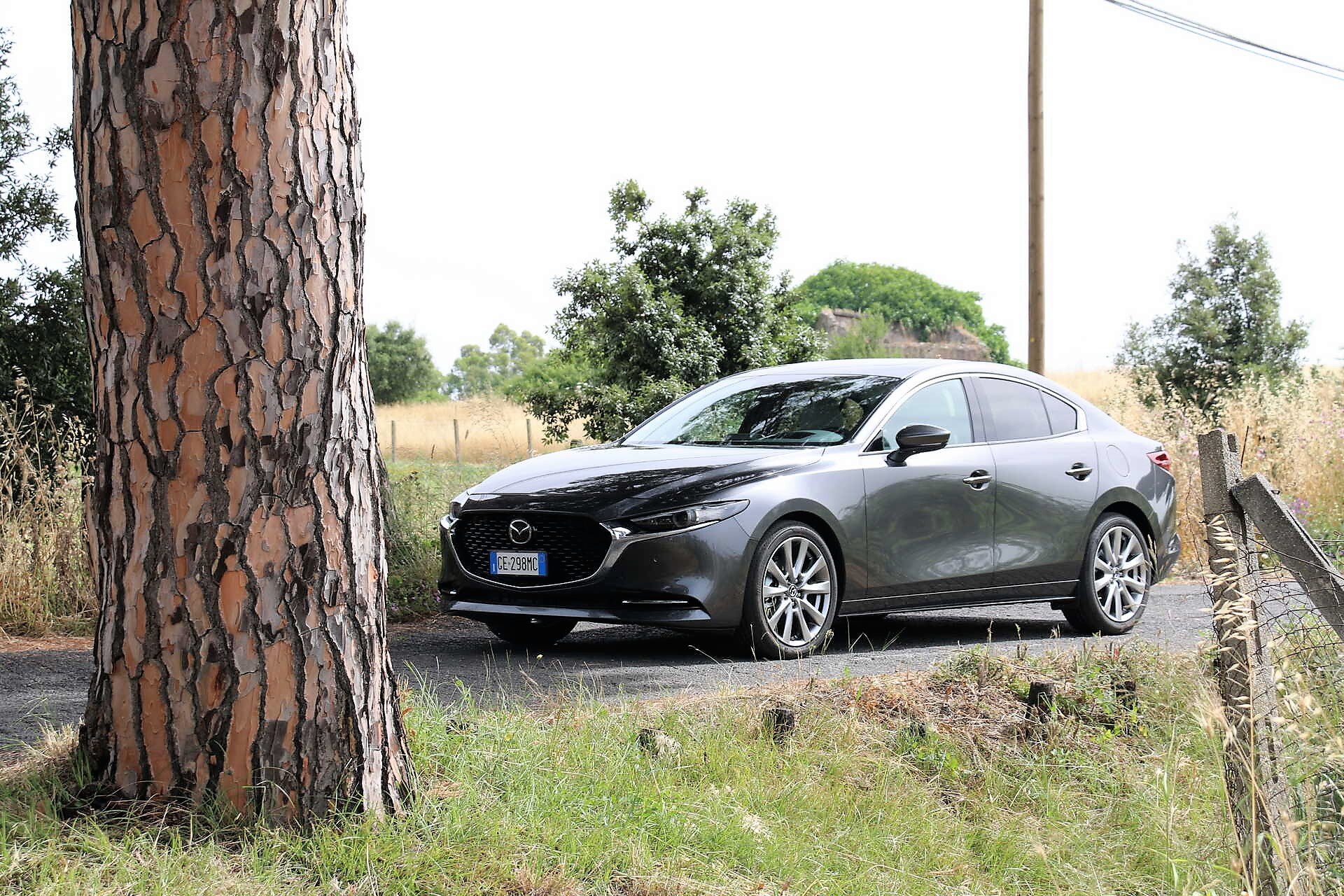 Mazda 3 Sedan Skyactiv-X prova su strada