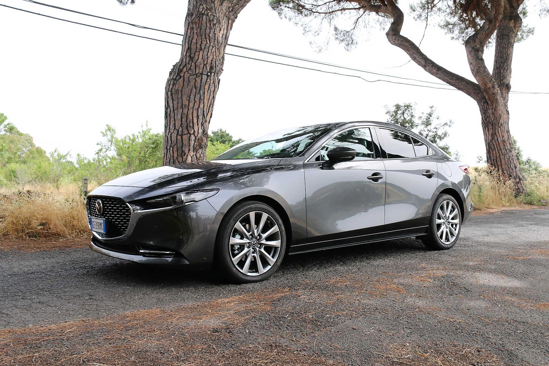 Mazda 3 Sedan Skyactiv-X prova su strada