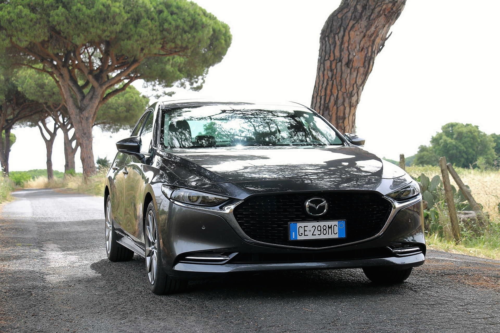 Mazda 3 Sedan Skyactiv-X prova su strada