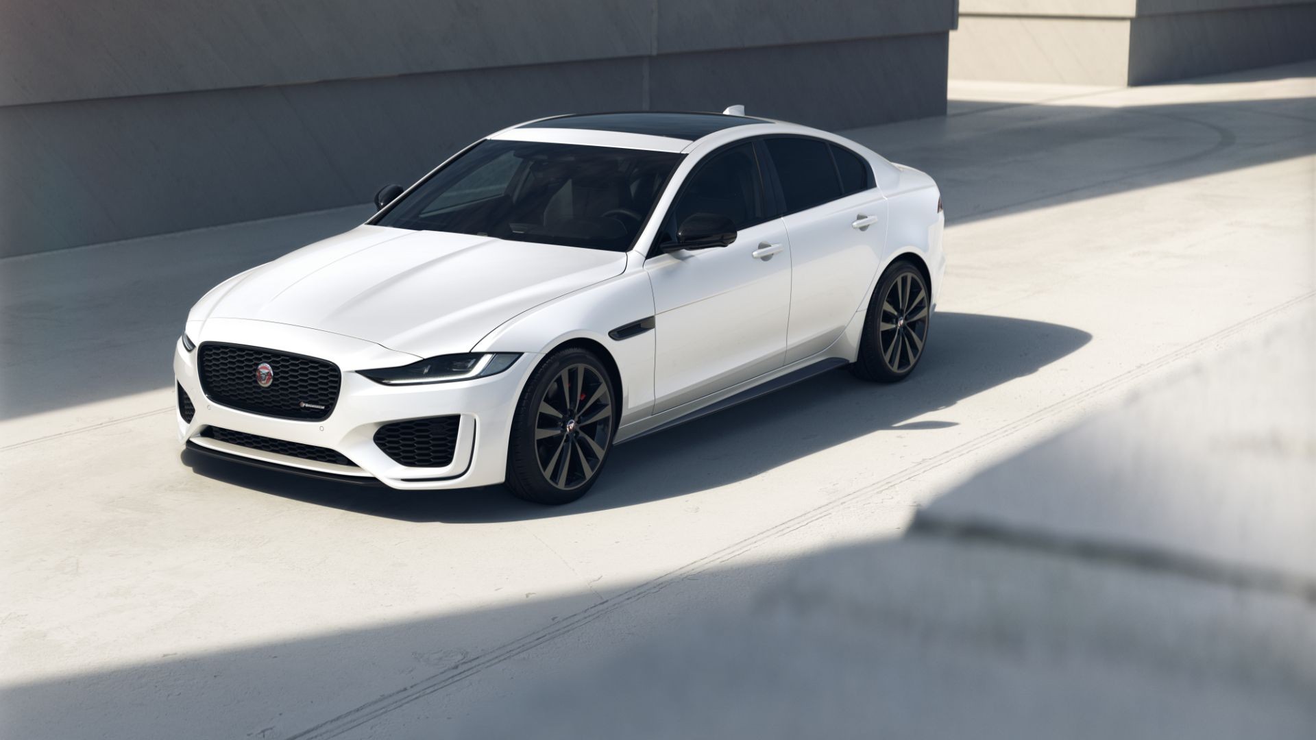 Jaguar XE e XF R-Dynamic Black