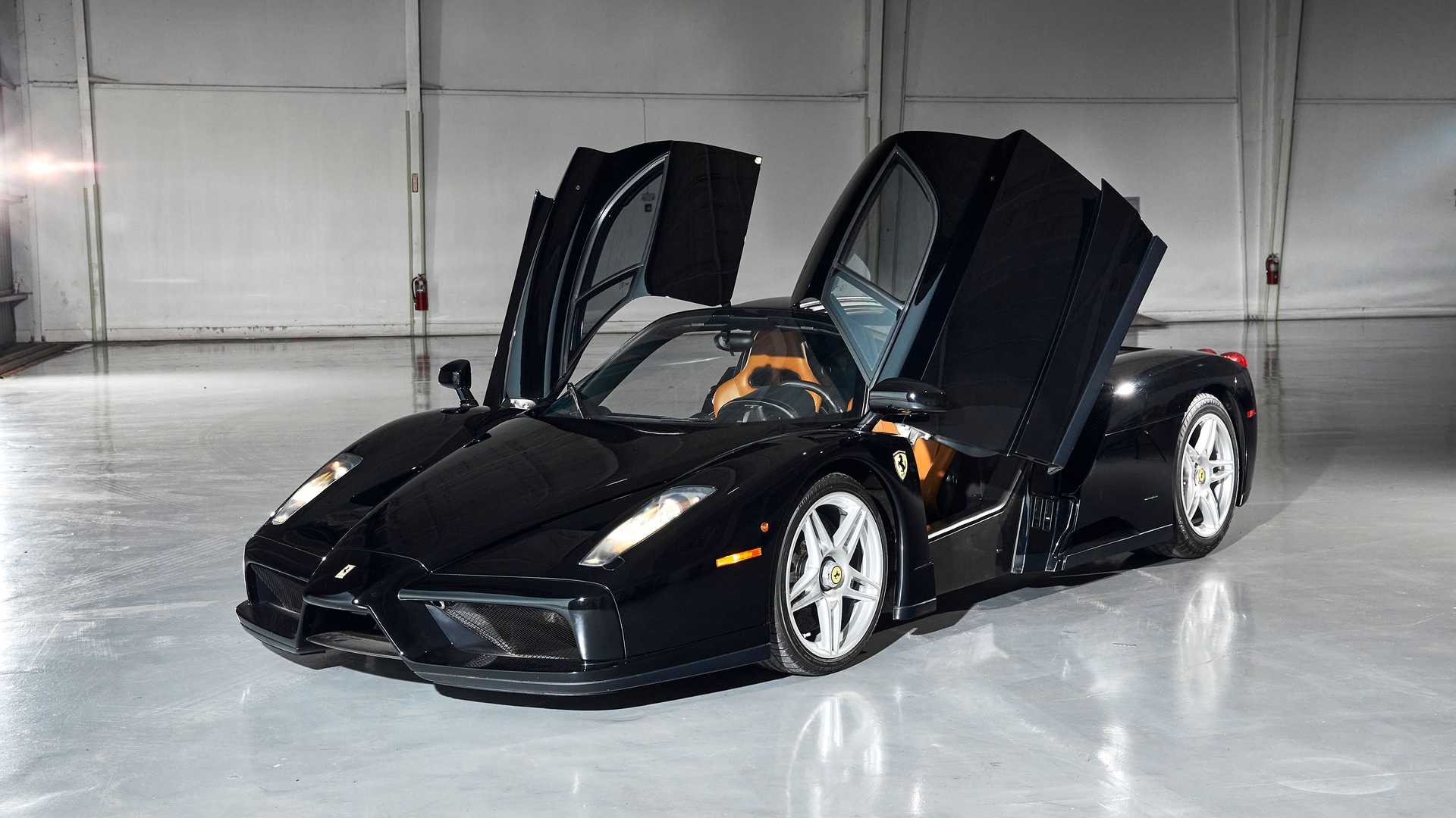 Una Ferrari Enzo nera all'asta: le immagini