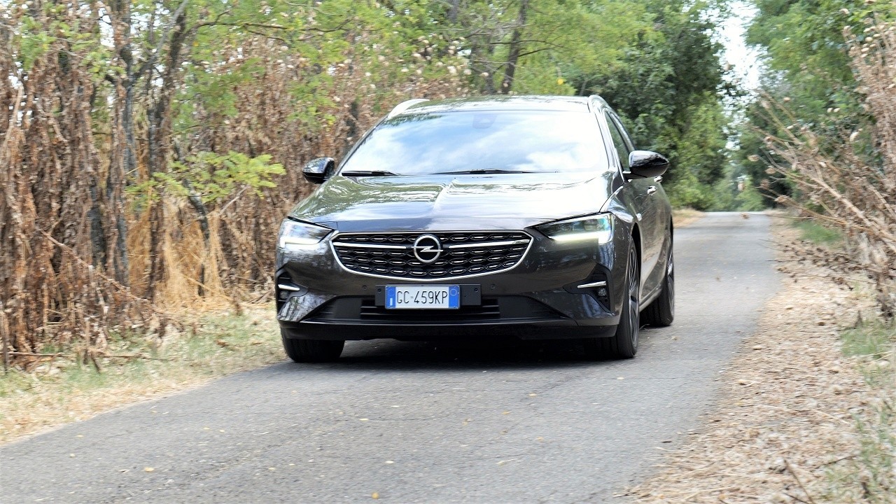 Opel Insignia Sports Tourer 2.0 CDTI AT8 Ultimate: prova su strada