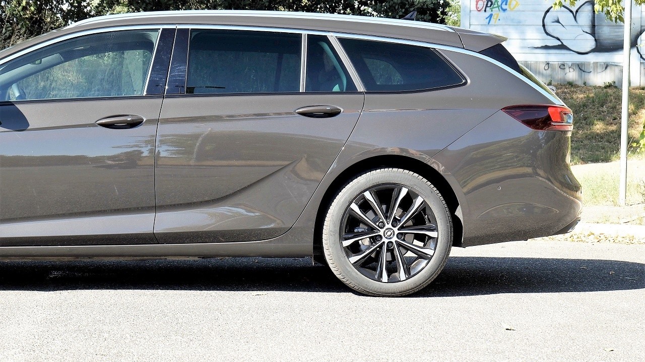 Opel Insignia Sports Tourer 2.0 CDTI AT8 Ultimate: prova su strada