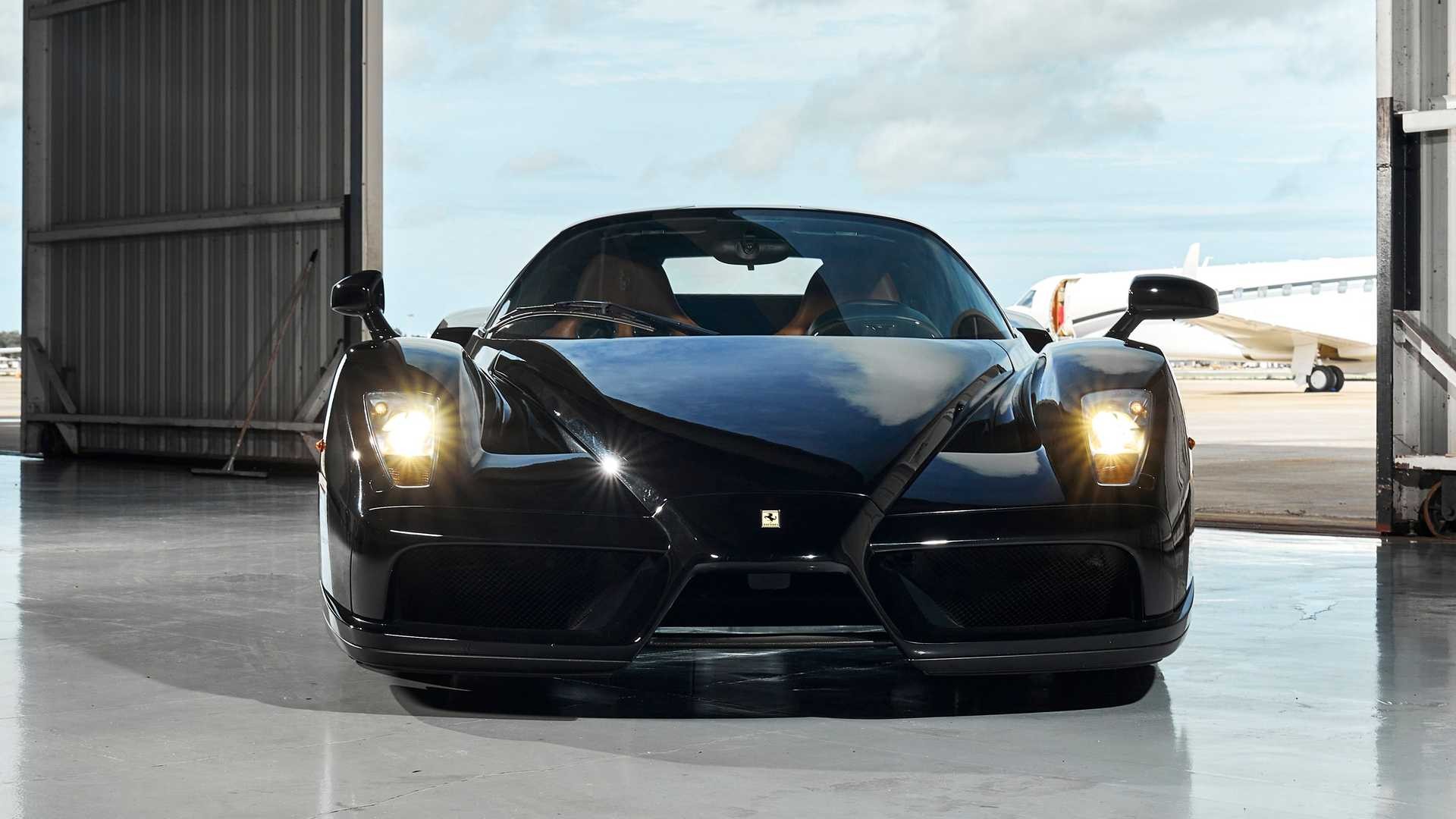 Una Ferrari Enzo nera all'asta: le immagini