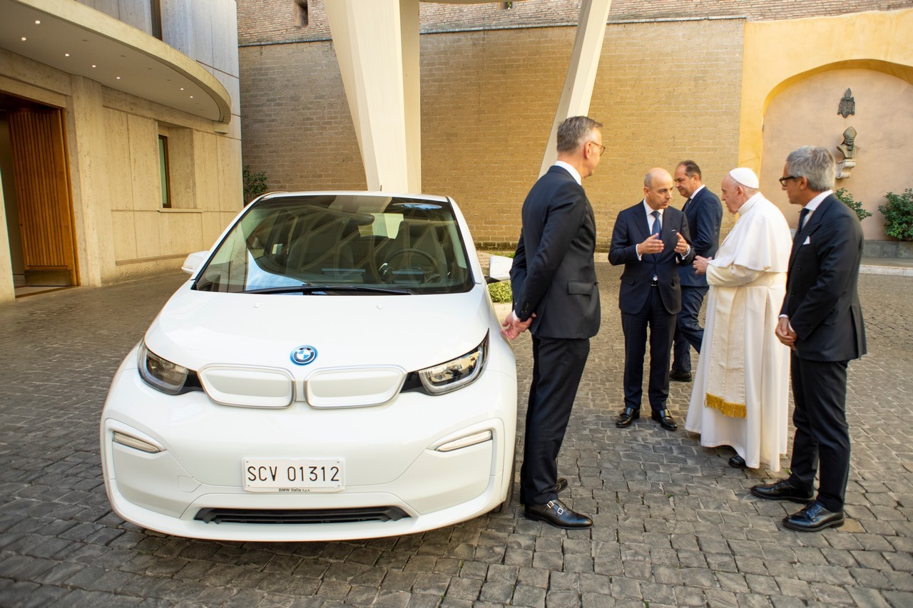 Bmw i3 donata a Papa Francesco: immagini ufficiali