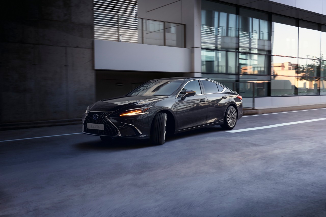 Lexus ES 300h 2022: immagini ufficiali