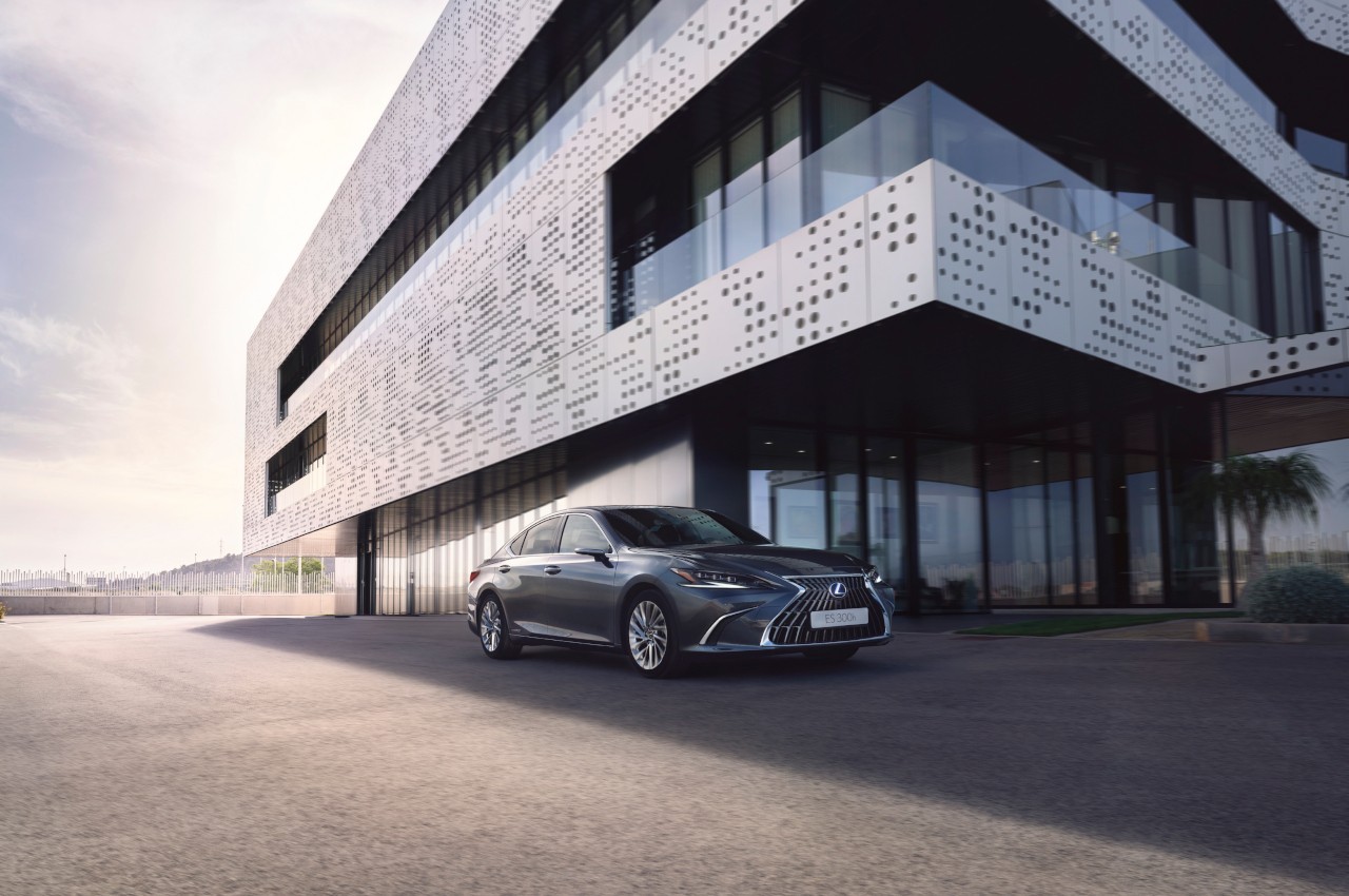 Lexus ES 300h 2022: immagini ufficiali