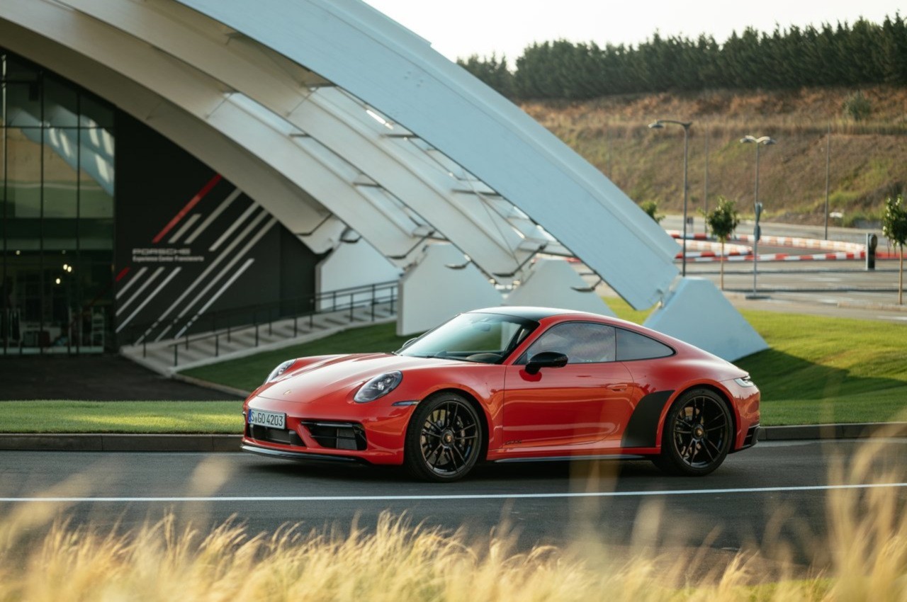 Porsche 911 Carrera 4 GTS 2022: immagini ufficiali