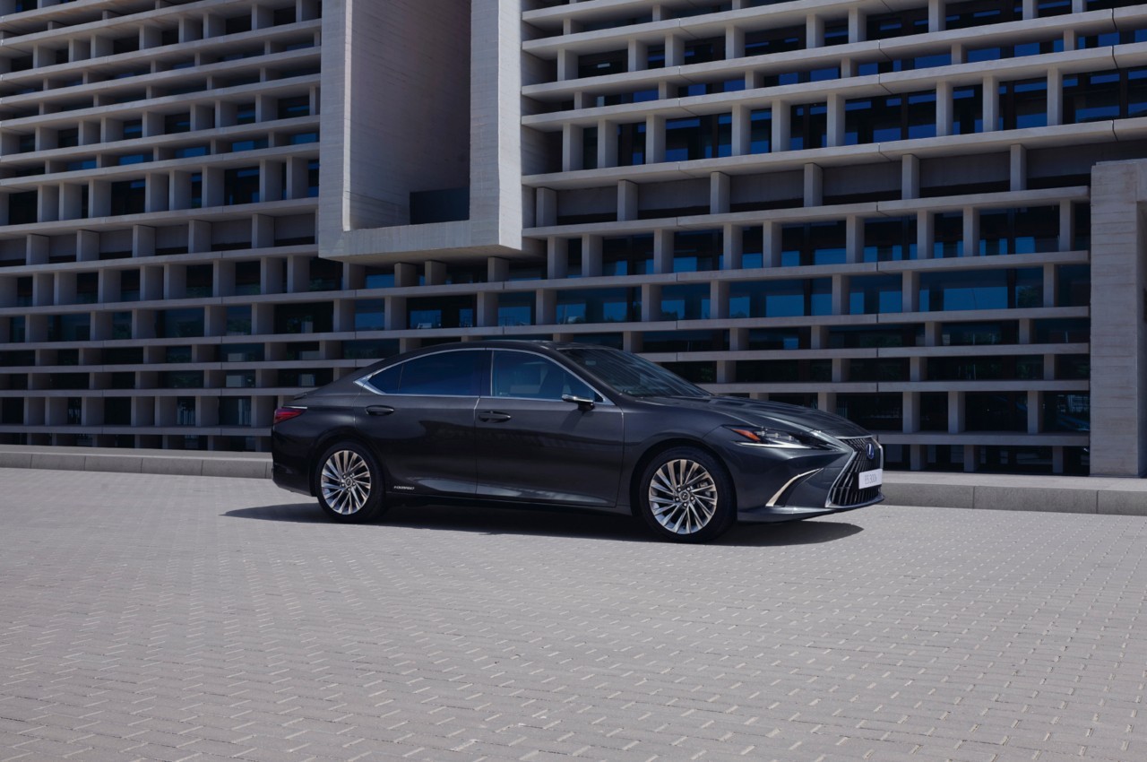 Lexus ES 300h 2022: immagini ufficiali