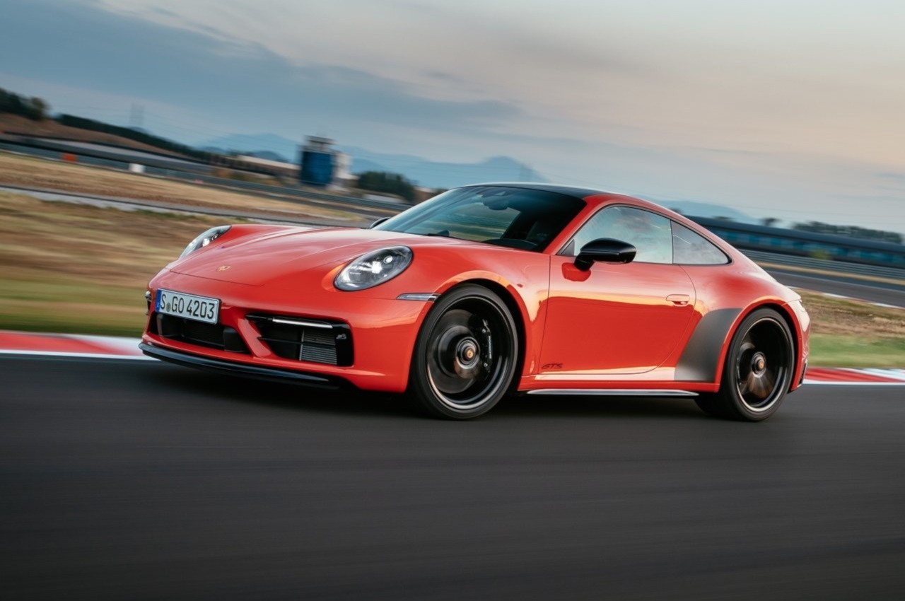 Porsche 911 Carrera 4 GTS 2022: immagini ufficiali