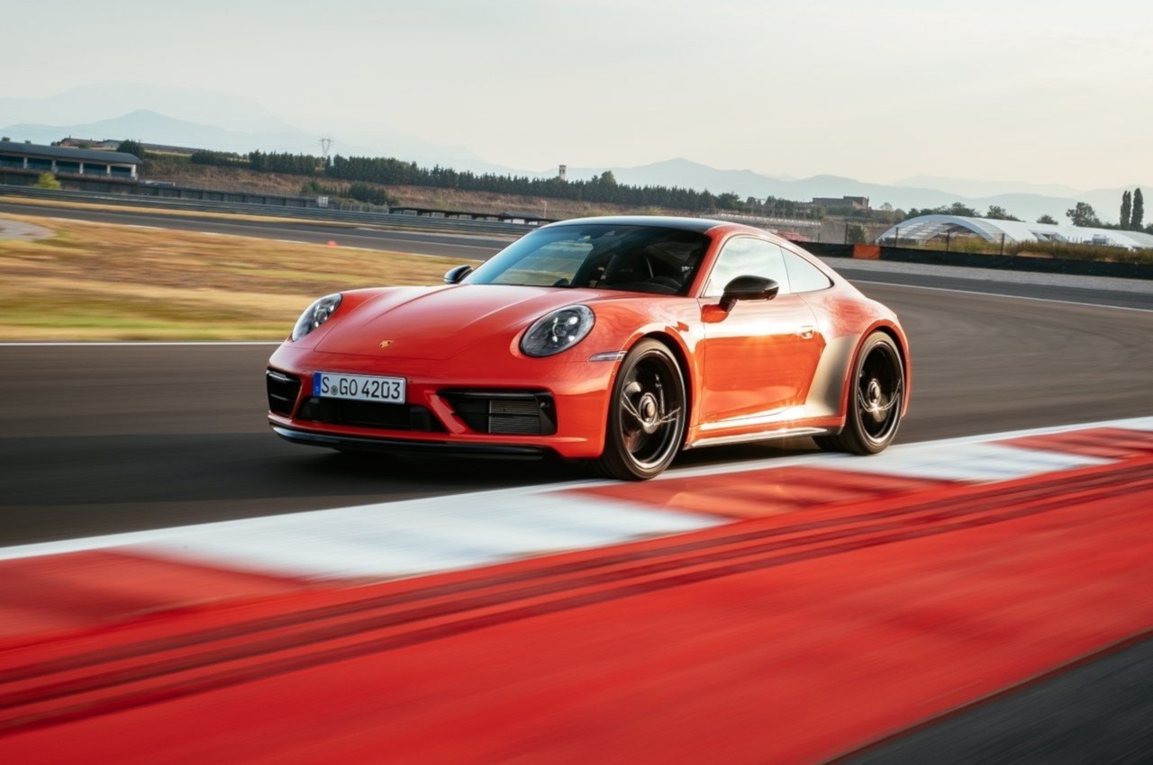 Porsche 911 Carrera 4 GTS 2022: immagini ufficiali