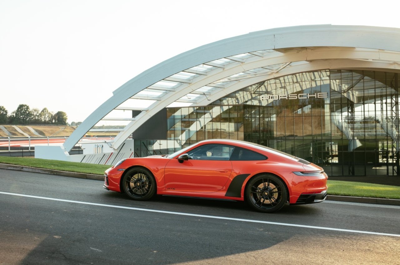 Porsche 911 Carrera 4 GTS 2022: immagini ufficiali