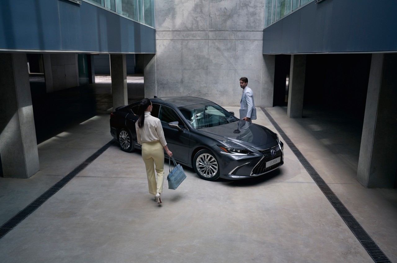 Lexus ES 300h 2022: immagini ufficiali