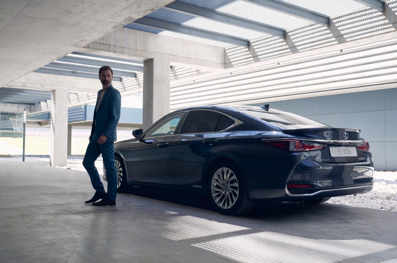 Lexus ES 300h 2022: immagini ufficiali