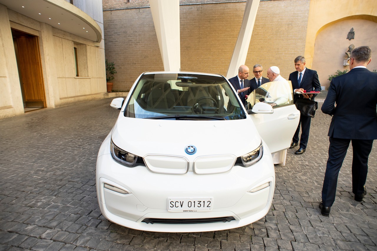 Bmw i3 donata a Papa Francesco: immagini ufficiali