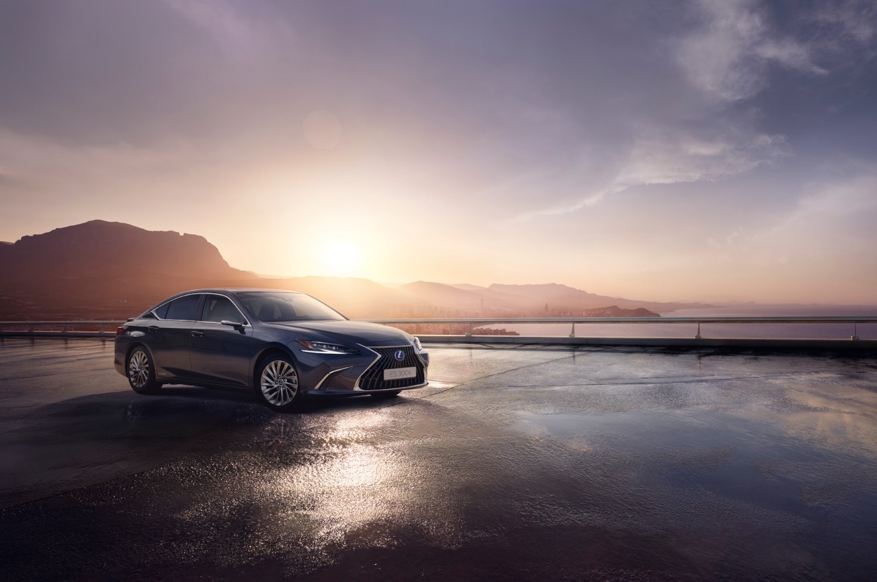 Lexus ES 300h 2022: immagini ufficiali