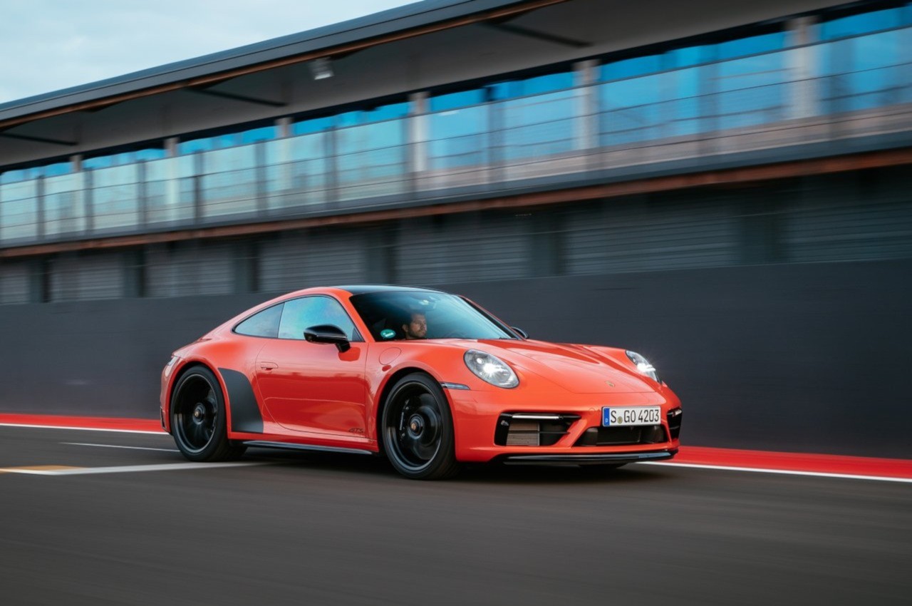 Porsche 911 Carrera 4 GTS 2022: immagini ufficiali